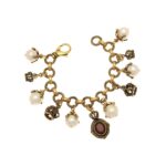 Bracciale con pendenti a forma di corona e perle