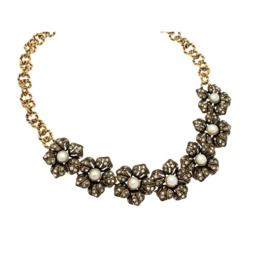 Collana artigianale raffigurante fiori con perle e swarovski