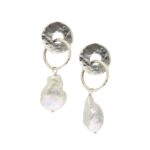 Orecchini artigianali in argento con pendente in perla