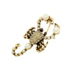 spilla raffigurante uno scorpione con strass e perle